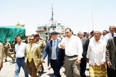 نائب الرئيس أثناء زيارته ميناء الخوخة أمس الاول